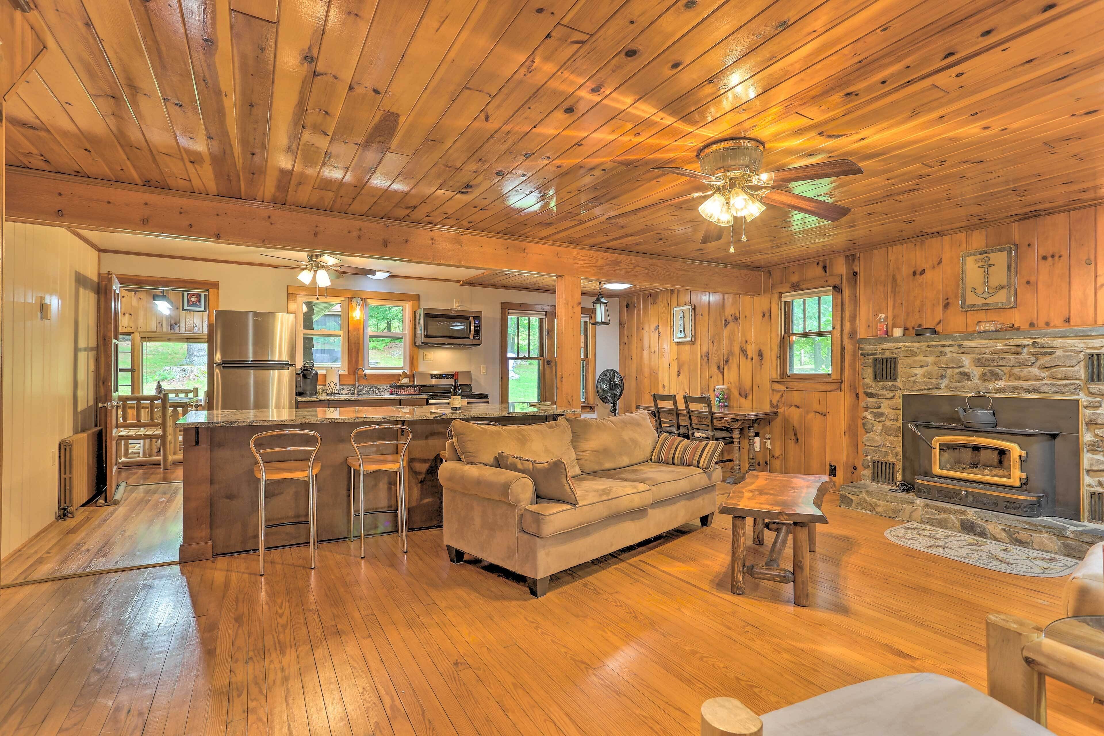 Tafton Cottage w/ Fire Pit: 1/4 Mi to Lake!