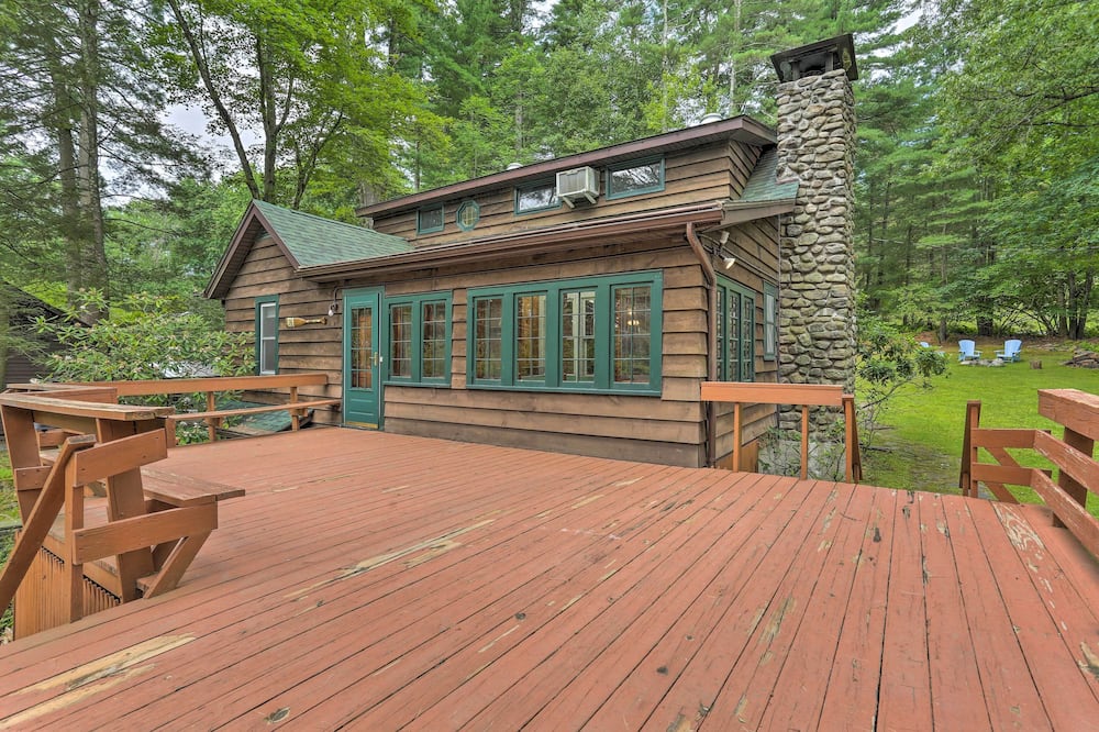 Steps to Lake: Tafton Cottage w/ Fire Pit & Grill - Lake in the Clouds, PA