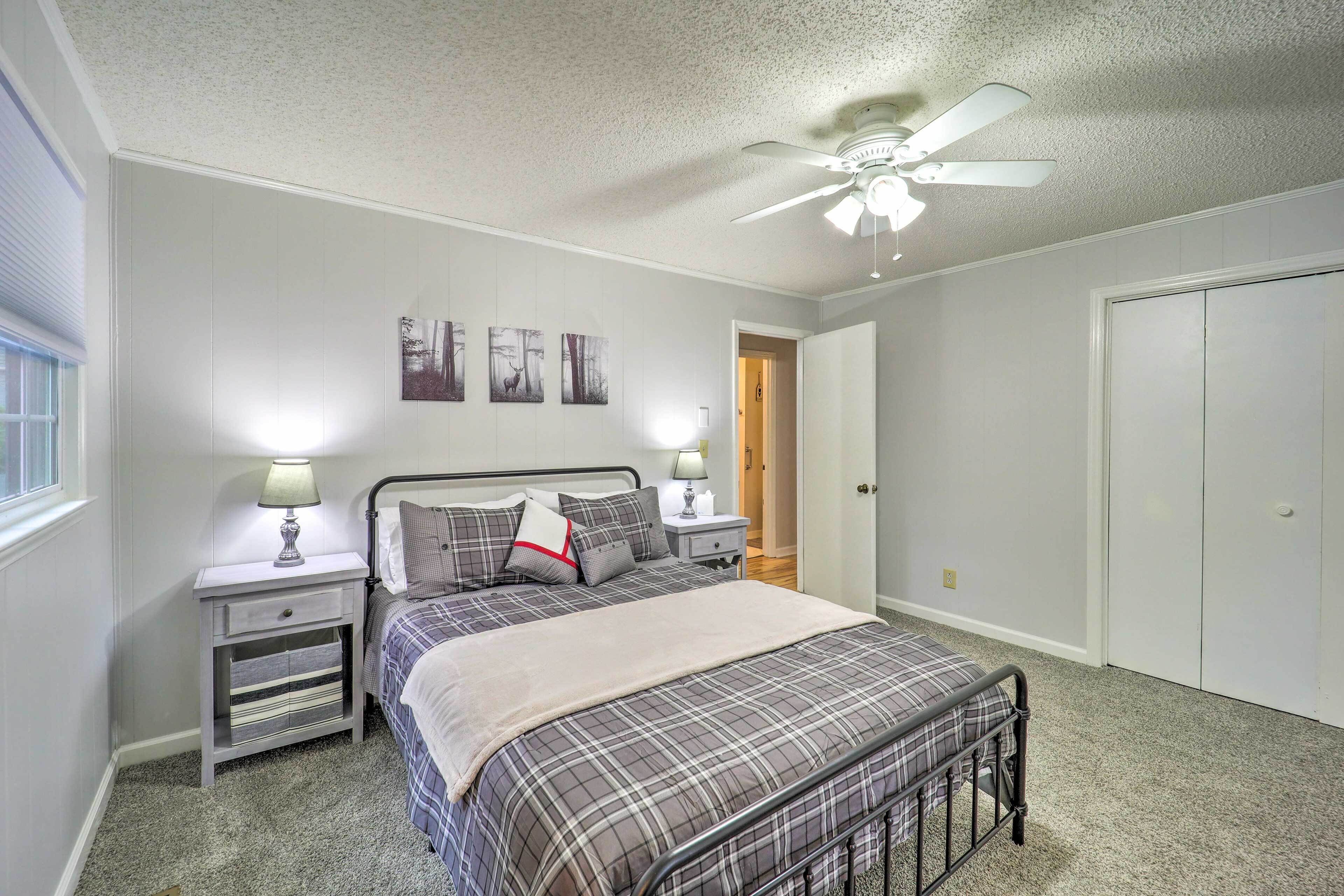 Updated Cabin in Golf Community + Pool Access