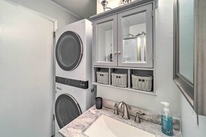 Interior - In Golf Community w/ Pool Access: Newland Cabin (Newland)