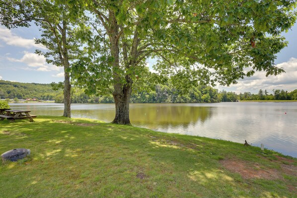 House (2 Bedrooms) | Interior - In Golf Community w/ Pool Access: Newland Cabin (Newland)