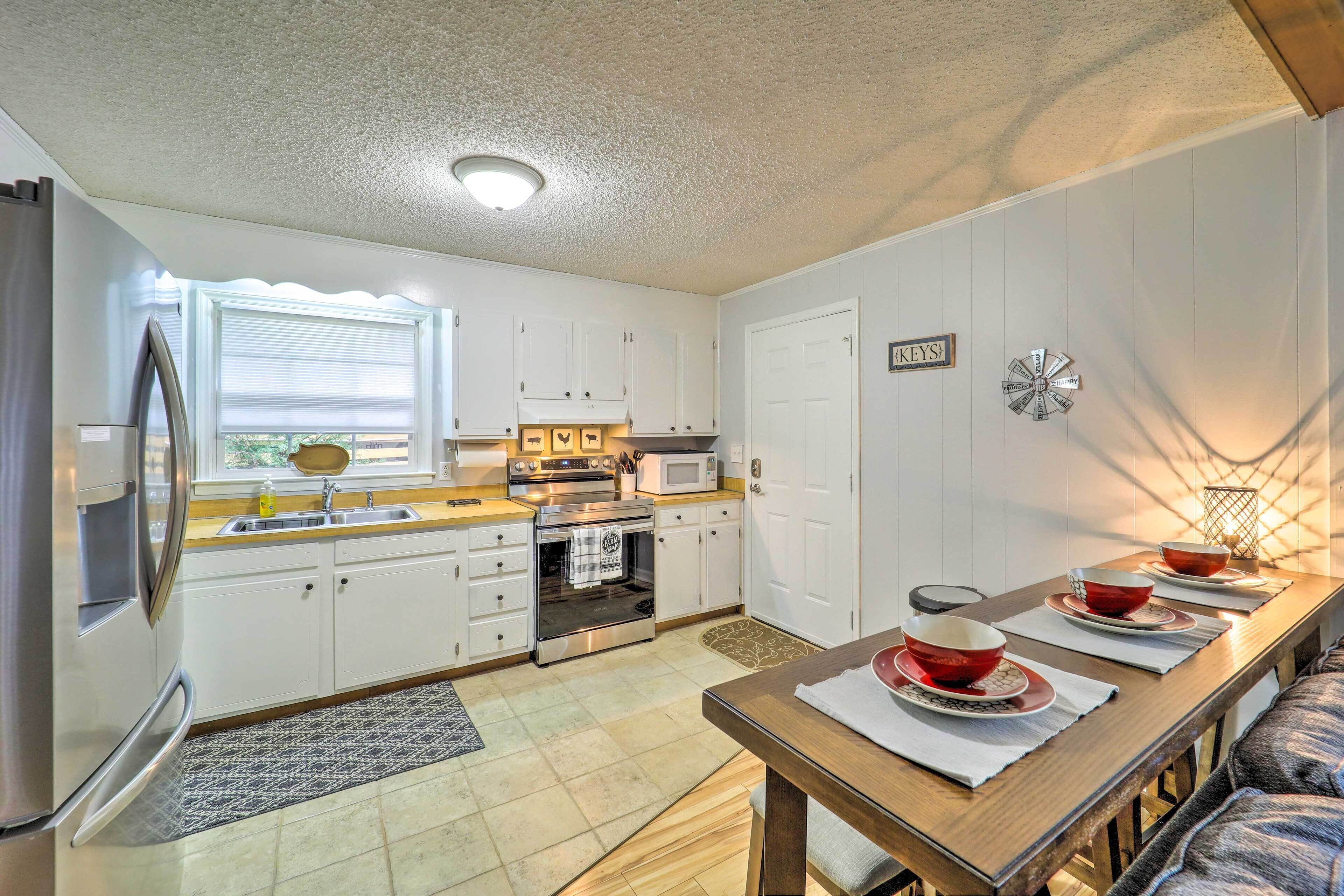 Updated Cabin in Golf Community + Pool Access