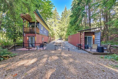 Steps to Foothills Trail: Unique Carbonado Studio