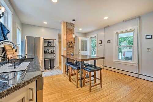 Updated Vintage Apartment < 1/2 Mi to Main St