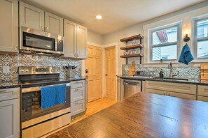 Apartment (2 Bedrooms) | Interior - Updated Vintage Apartment < 1/2 Mi to Main St (Keene)