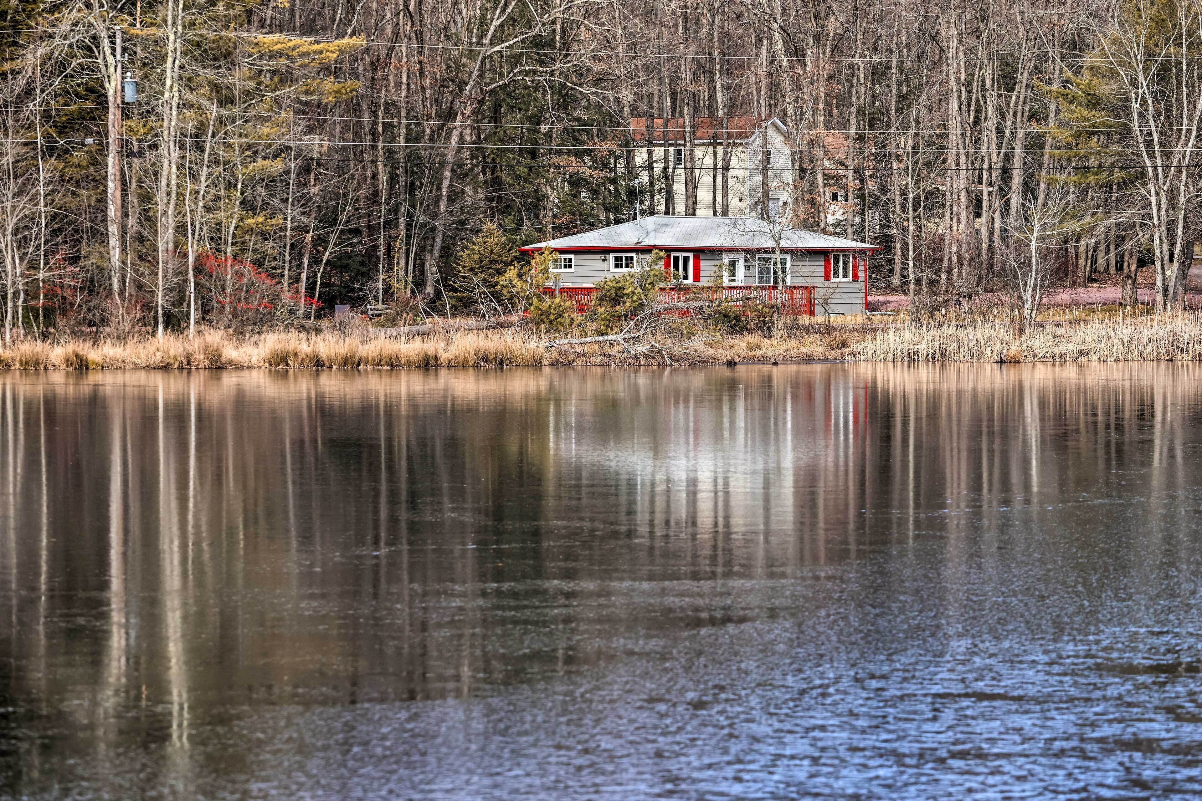 White Haven Lake Home w/ Kayaks & Cozy Fireplace!