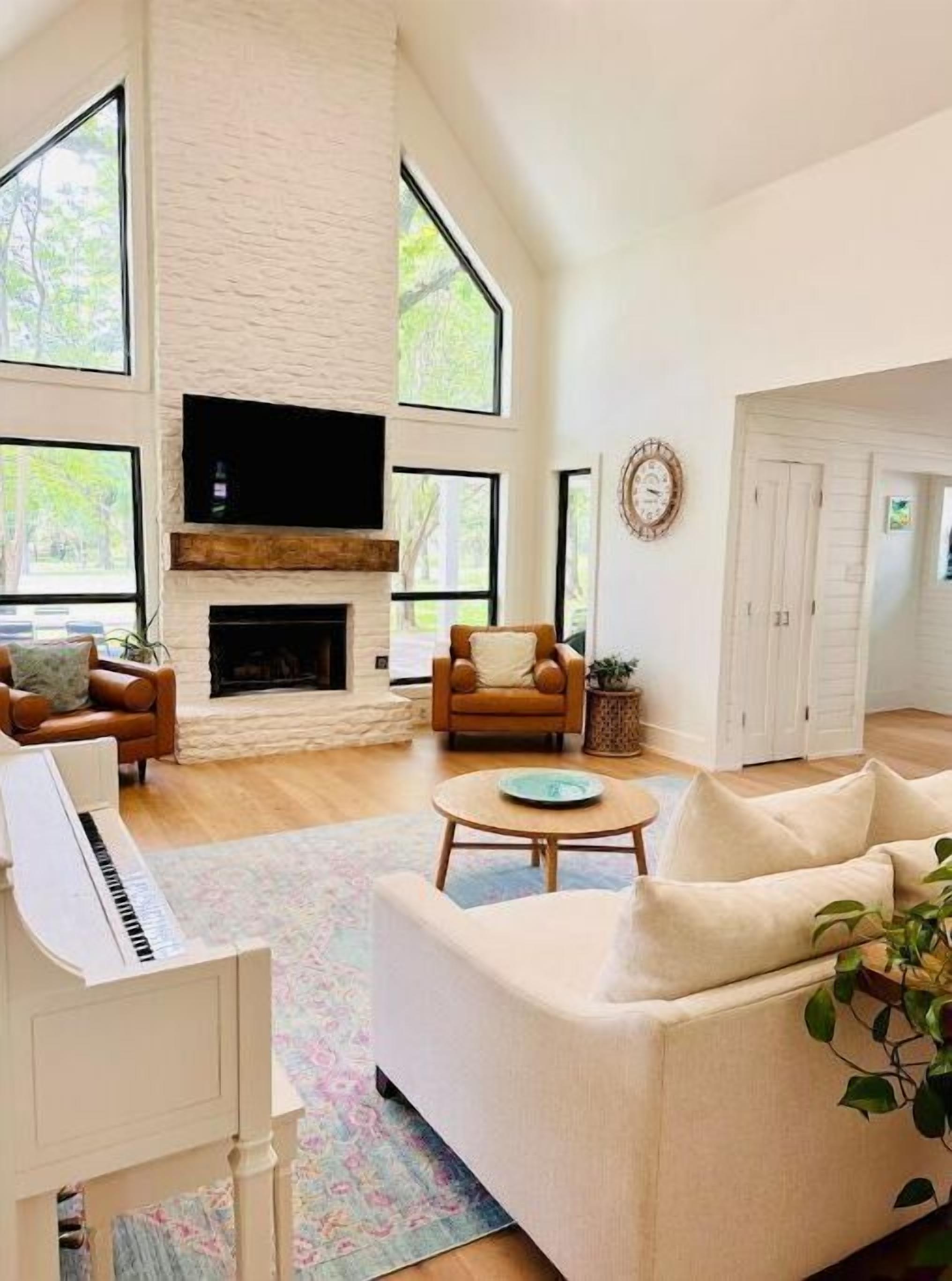 Smart TV, fireplace, DVD player, books