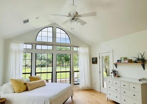 4 habitaciones, escritorio y tabla de planchar con plancha 