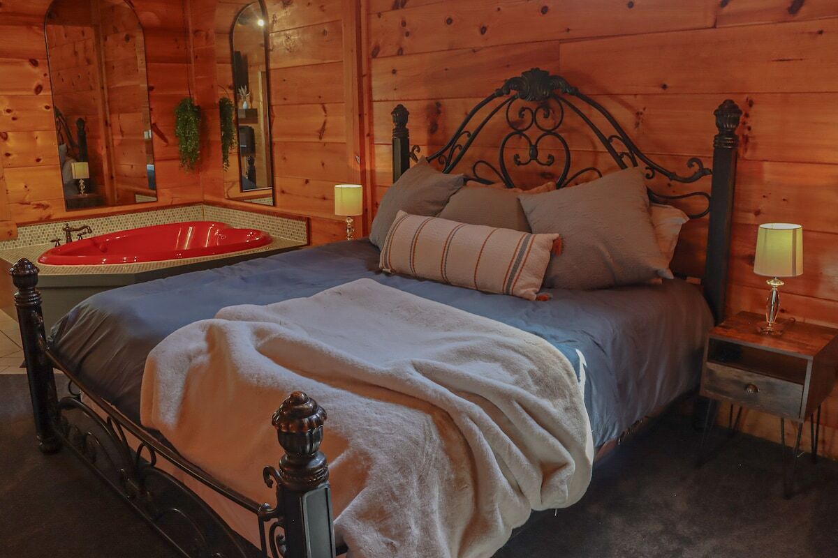 Wild Minx Lodge · 13ft Swim Spa Unique cabin Resort pool Arcade game