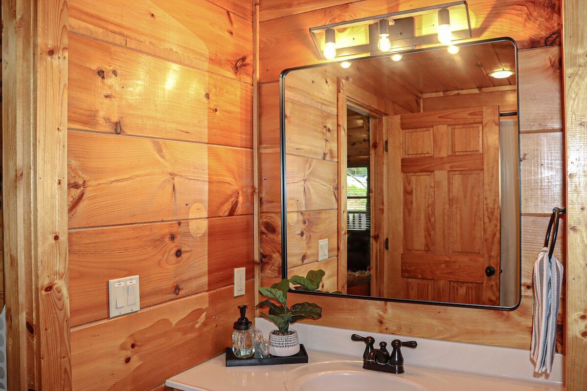 Wild Minx Lodge · 13ft Swim Spa Unique cabin Resort pool Arcade game