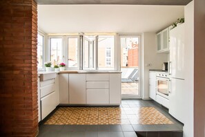 Fridge, microwave, oven, coffee/tea maker