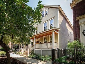 Exterior - Flat in Lincoln Park 2-Flat Central to Everything (Chicago)