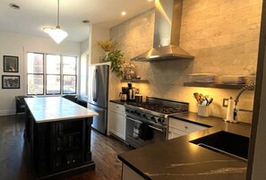 Fridge, microwave, oven, stovetop - Flat in Lincoln Park 2-Flat Central to Everything (Chicago)