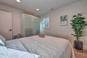 4 bedrooms, iron/ironing board, bed sheets - Creekside Chalet With Deck < 7 Miles to Ski! (Maggie Valley)