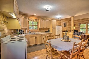 Microwave, oven, stovetop, cookware/dishes/utensils - All-seasons Woodland Escape: Fire Pit, Grill! (Irons)