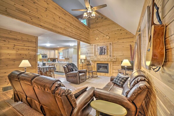 Fireplace - All-seasons Woodland Escape: Fire Pit, Grill! (Irons)