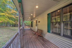 Terrace/patio - All-seasons Woodland Escape: Fire Pit, Grill! (Irons)