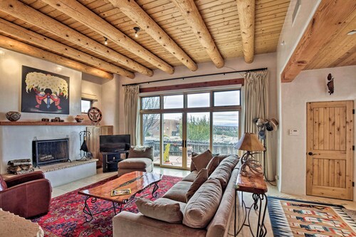 Adobe-style Home w/ Views < 5 Mi to Santa Fe Plaza