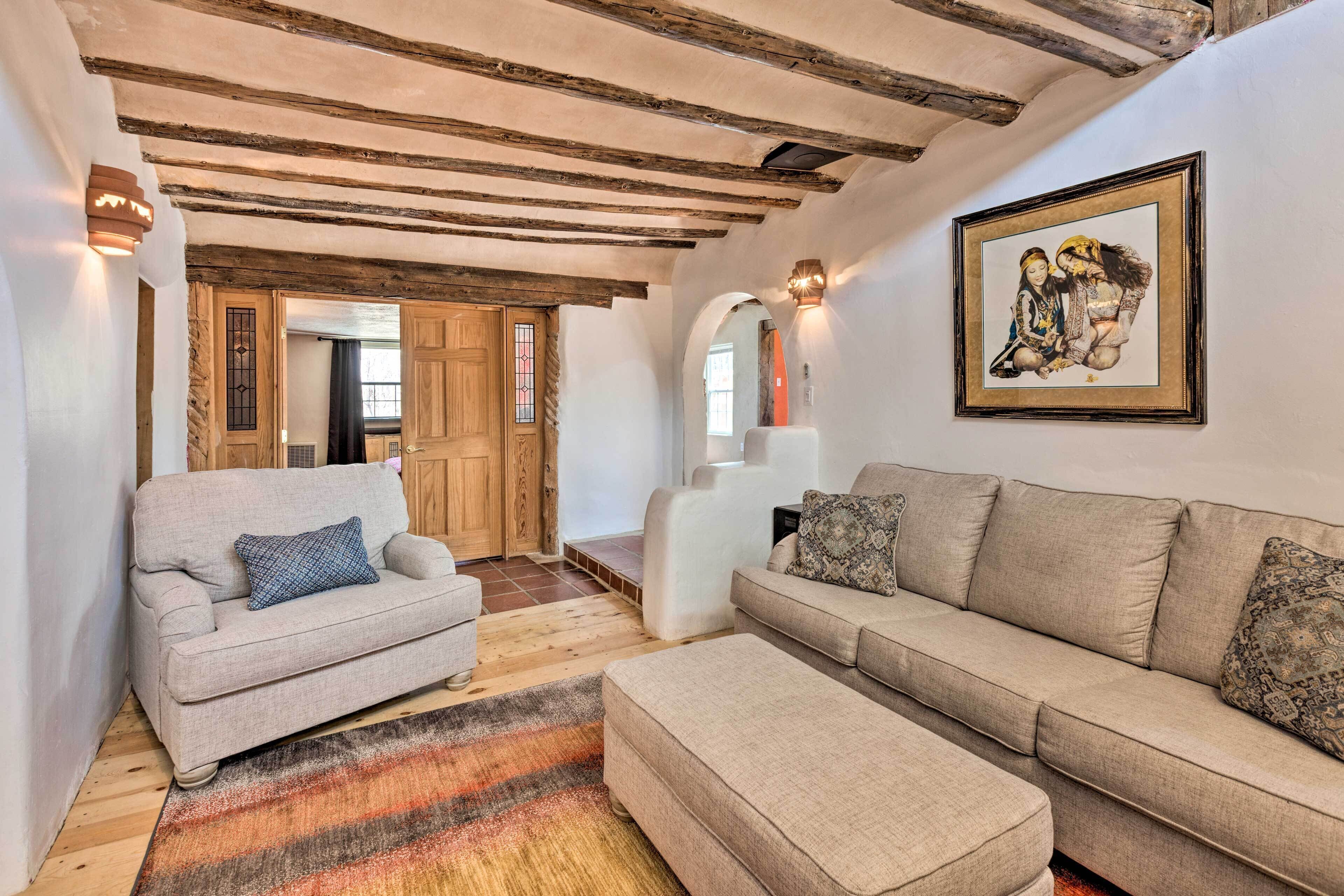 Adobe Home w/ Courtyard < 2 Mi to Taos Plaza!