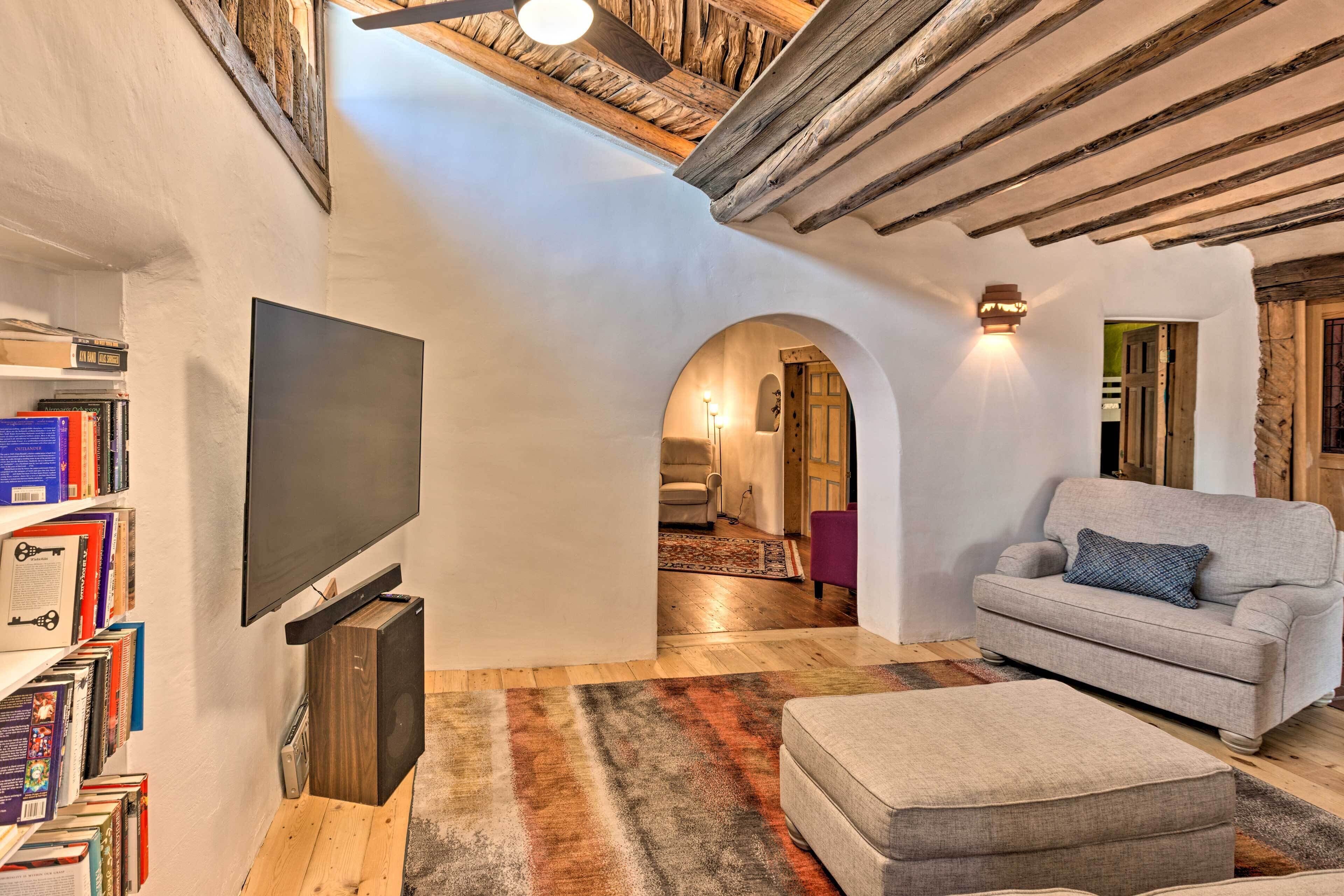 Adobe Home w/ Courtyard < 2 Mi to Taos Plaza!