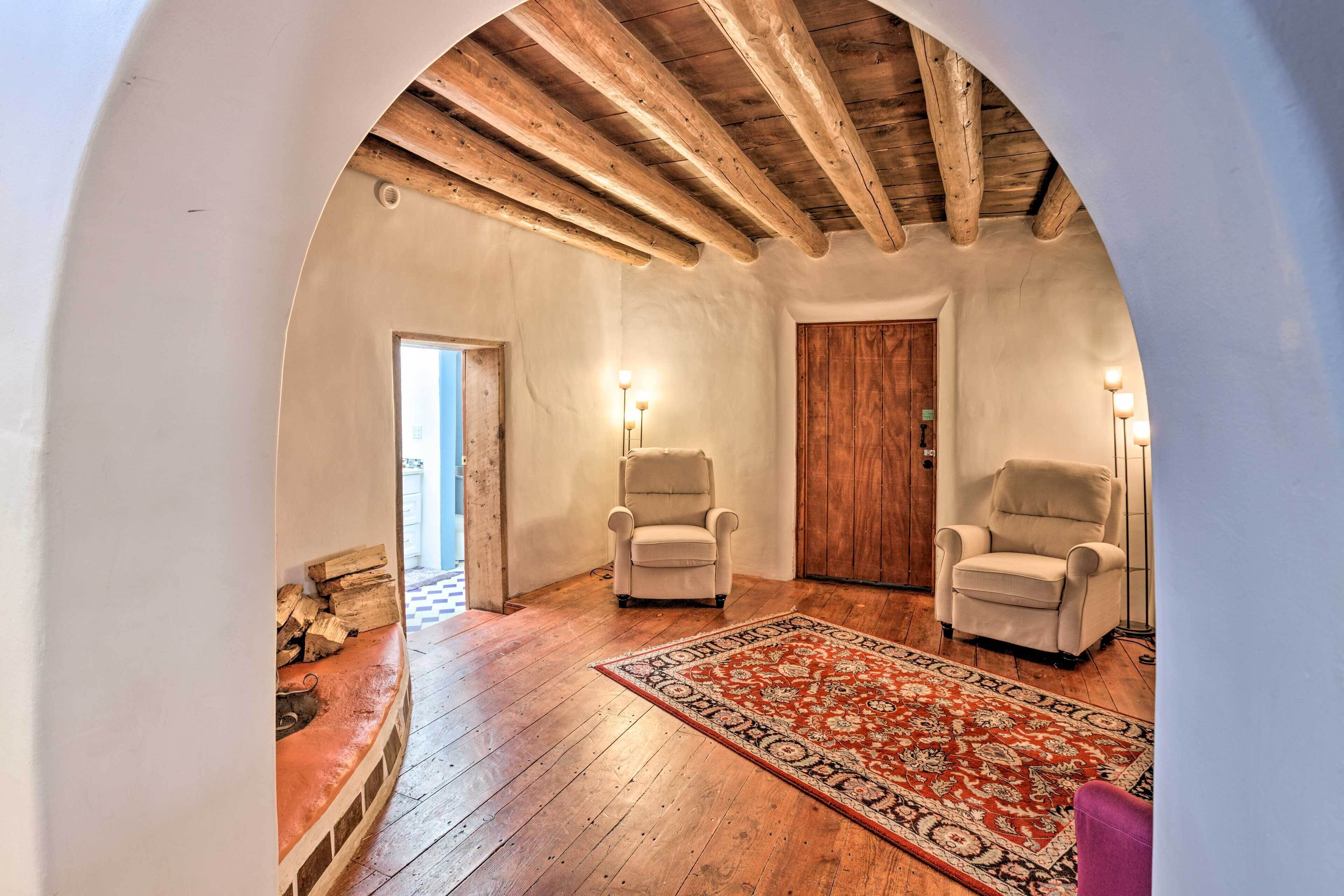 Adobe Home w/ Courtyard < 2 Mi to Taos Plaza!