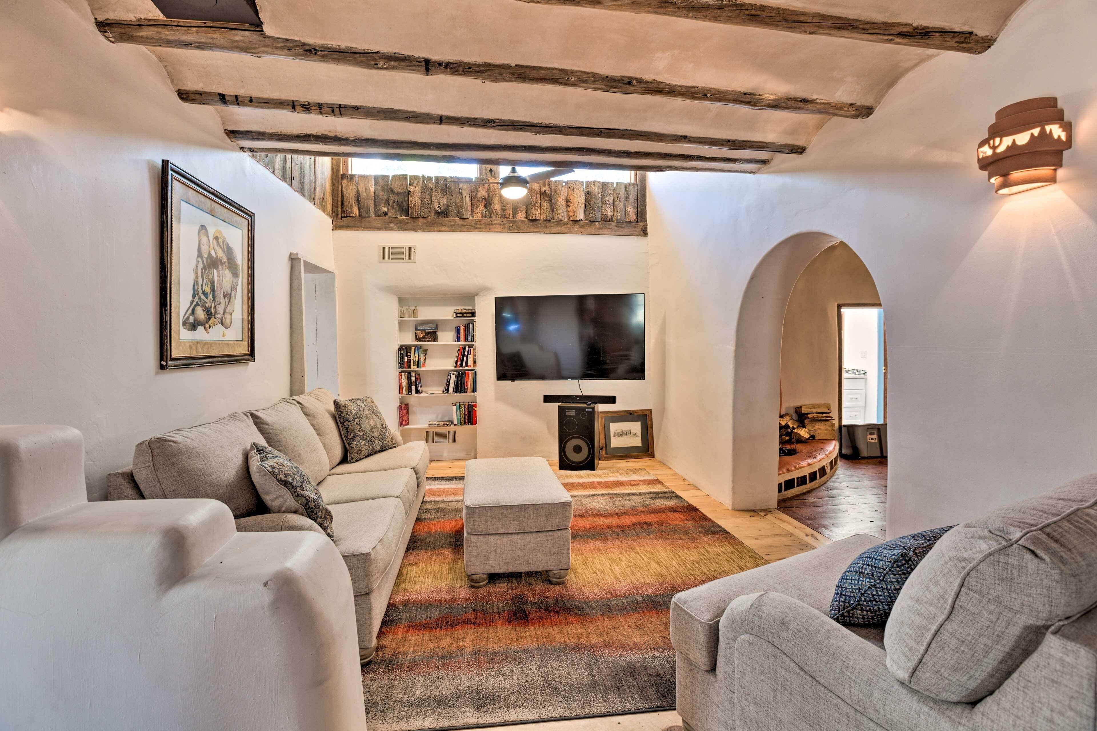 Adobe Home w/ Courtyard < 2 Mi to Taos Plaza!