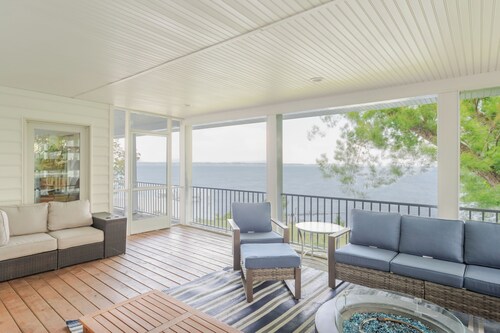 Hot Tub + Private Beach: Waterfront Urbanna Escape