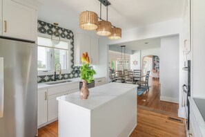 House (5 Bedrooms) | Interior