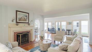 House (5 Bedrooms) | Interior