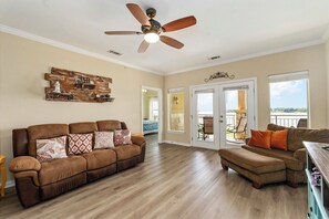 Apartment (2 Bedrooms) | Interior - Lakefront Corsicana Condo: Pool & Private Balcony! (Corsicana)