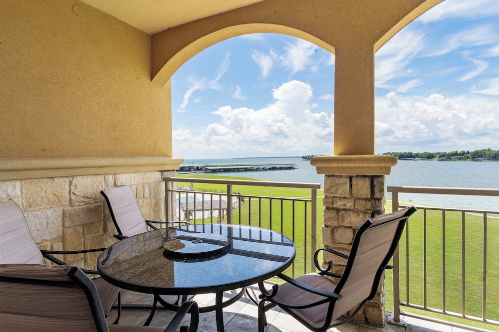 Lakefront Corsicana Condo: Pool & Private Balcony! - Fairfield, TX