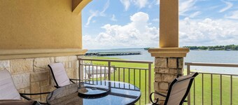 Lakefront Corsicana Condo: Pool & Private Balcony!