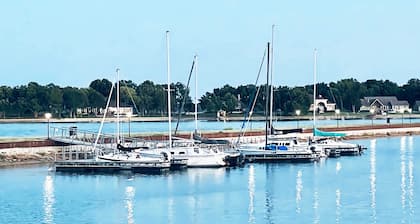 Lakefront Paradise With Stunning Views!