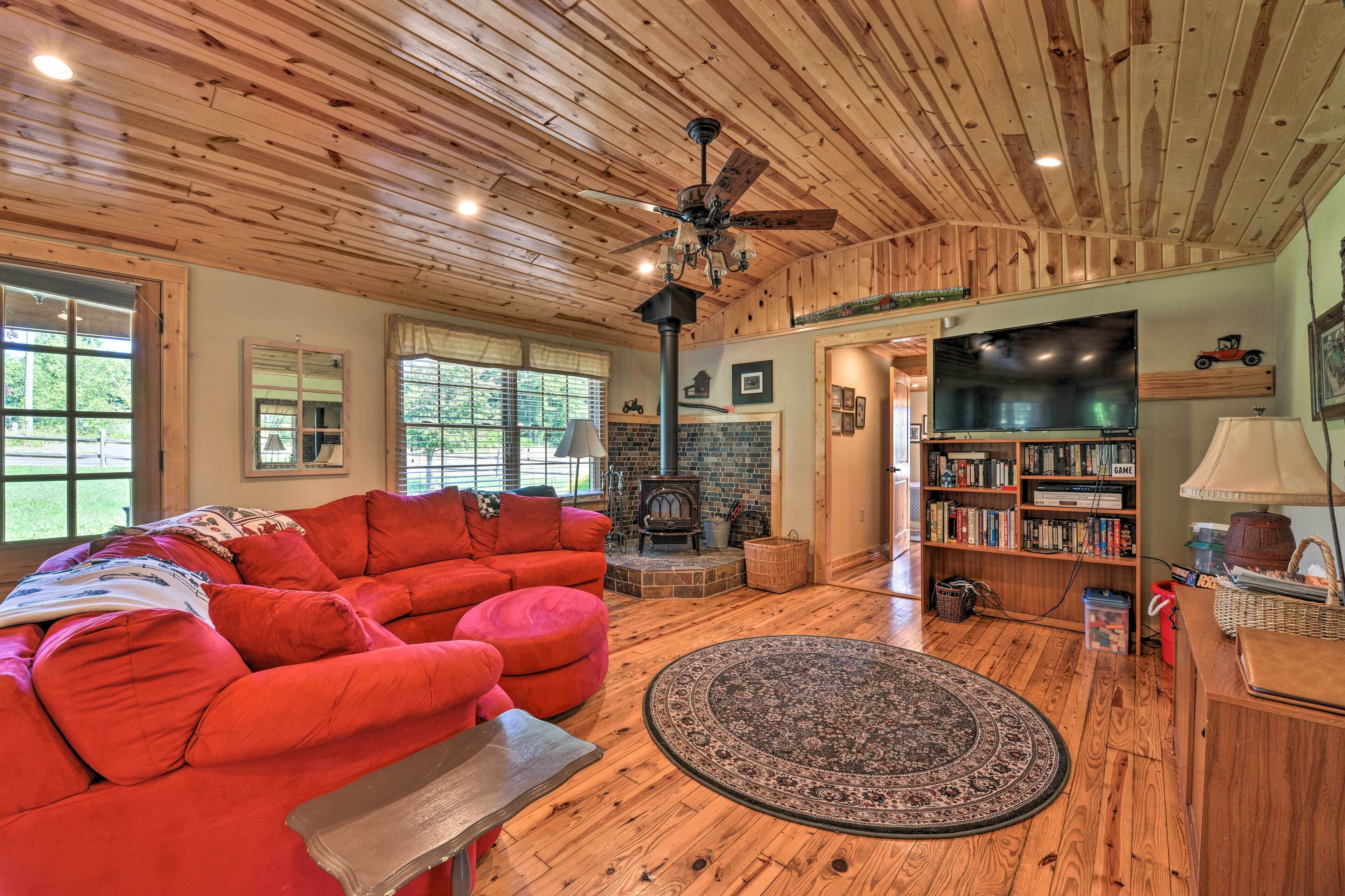 Blue Ridge Parkway House w/ Mountain Scenery!