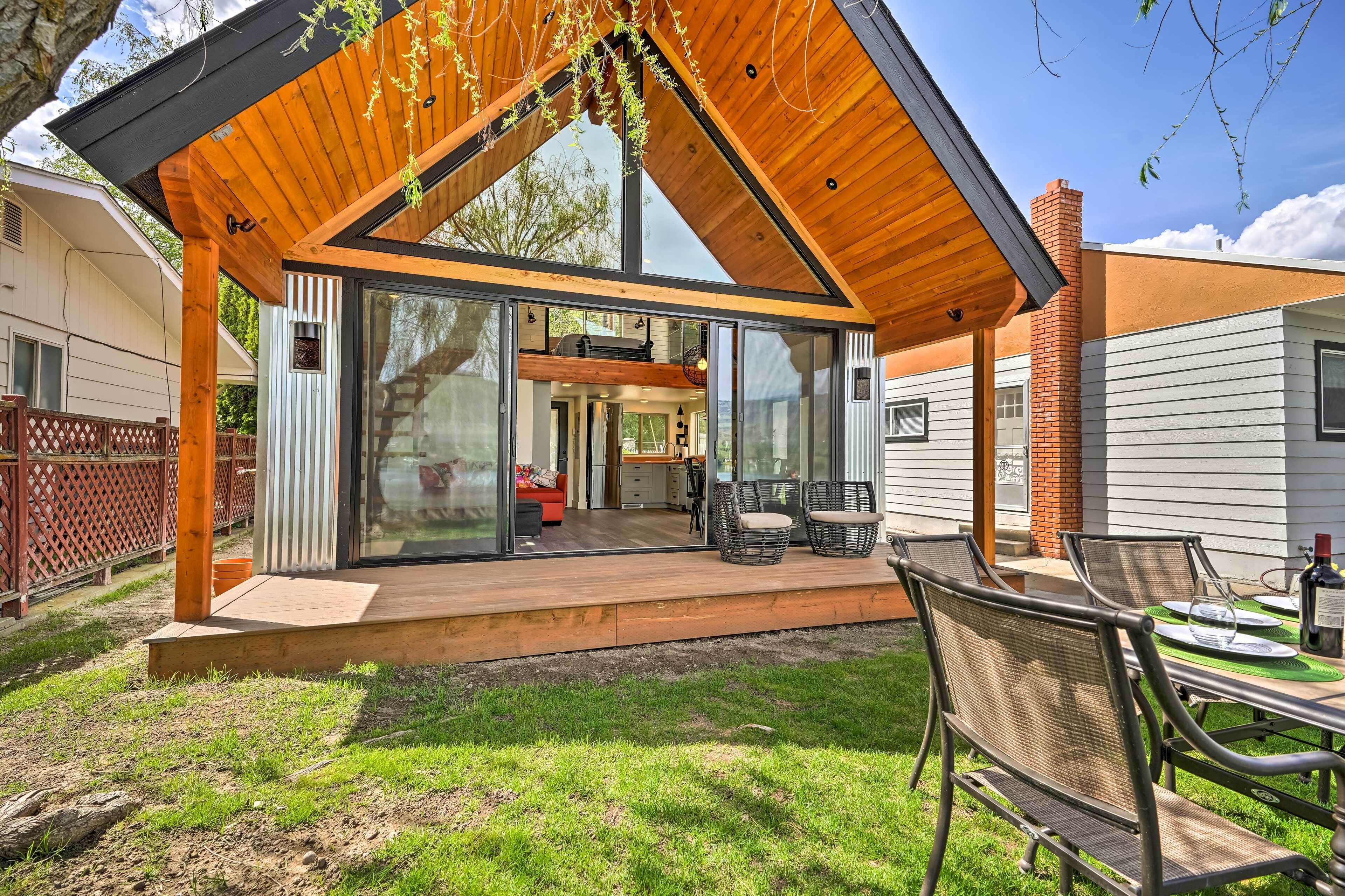 Beach Escape: Zen-inspired Lake Osoyoos Chalet!