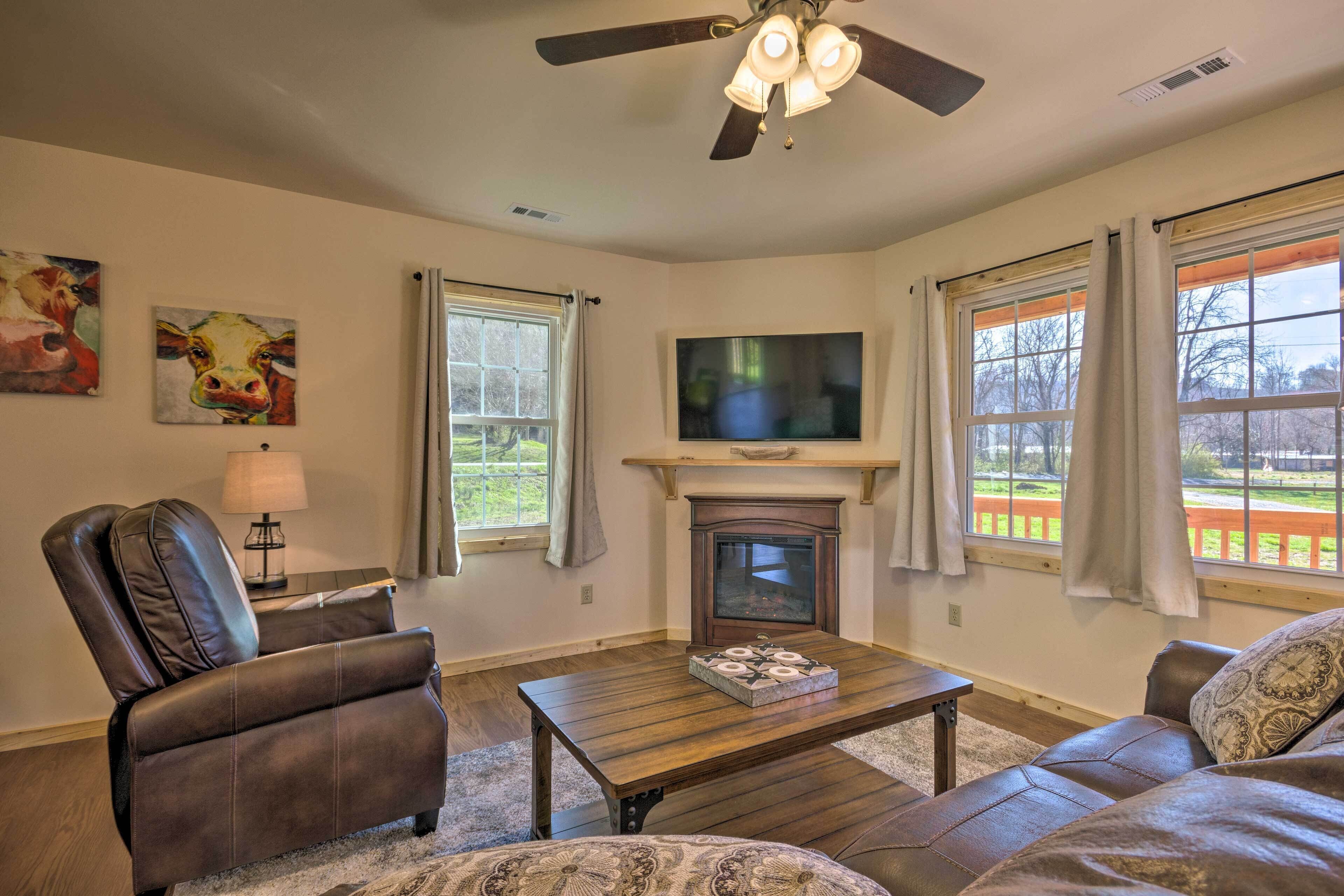 Cozy Smoky Mountain Cabin by Tuckasegee River!