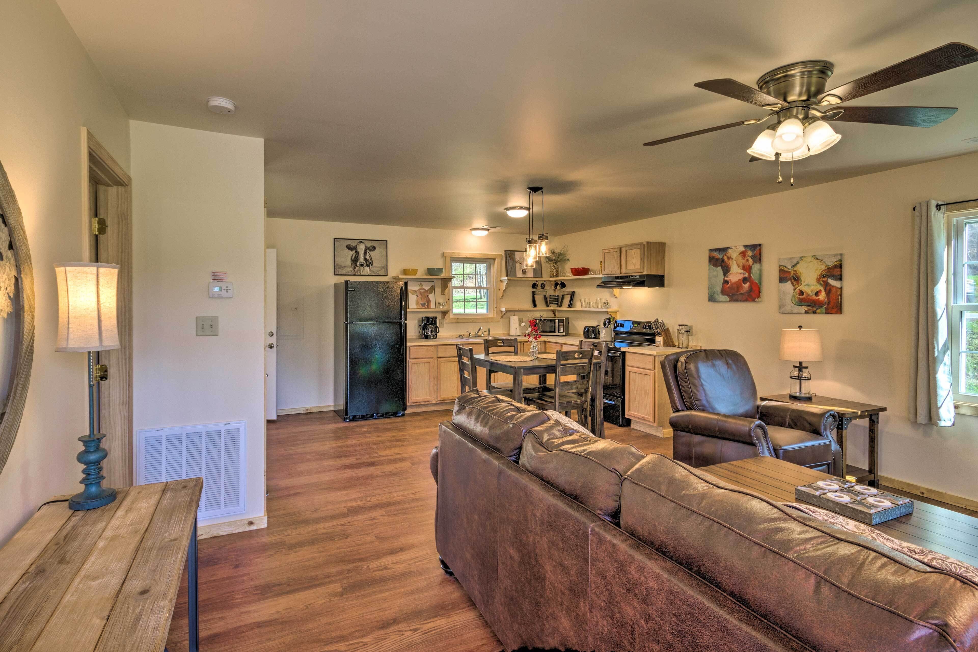 Cozy Smoky Mountain Cabin by Tuckasegee River!