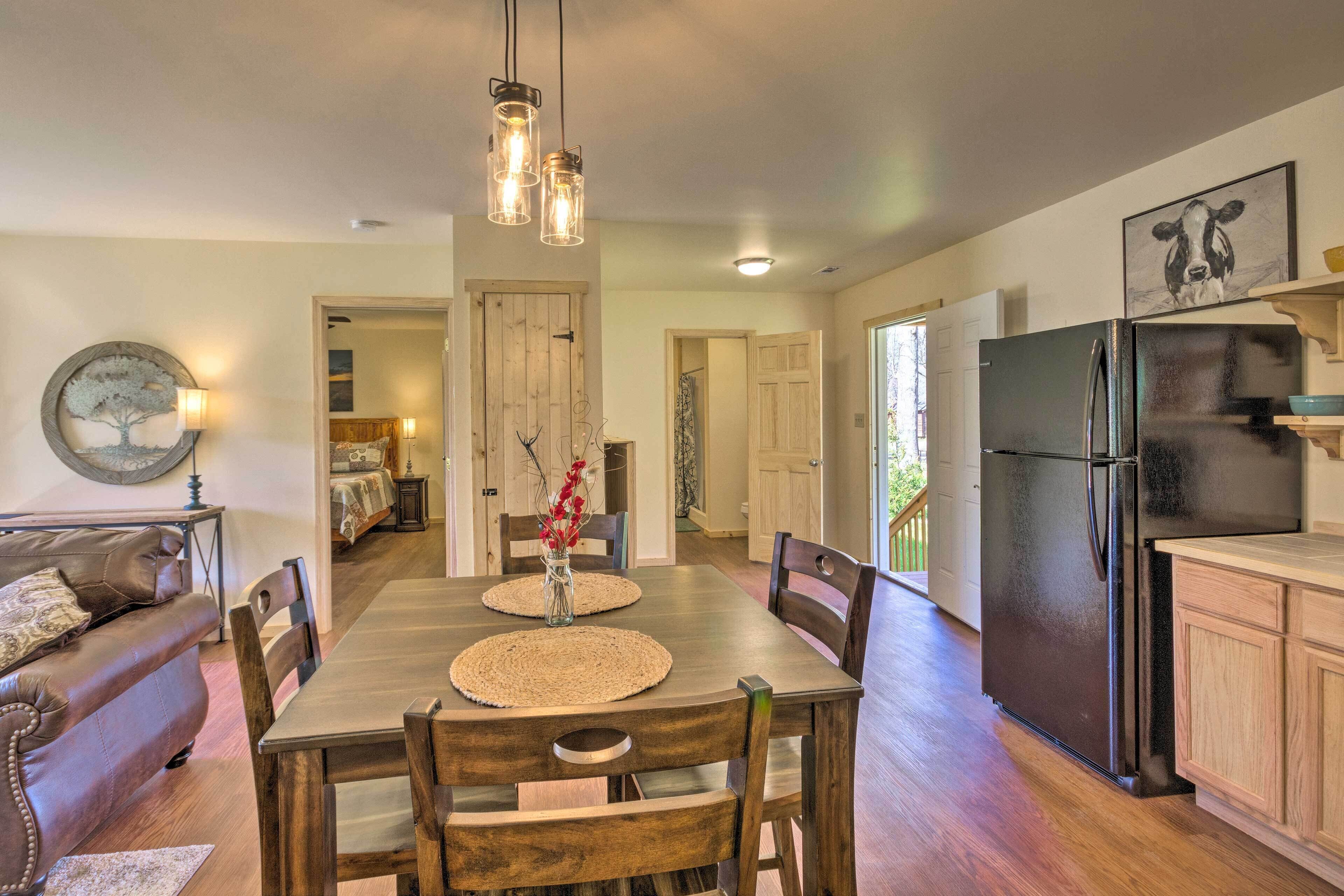 Cozy Smoky Mountain Cabin by Tuckasegee River!