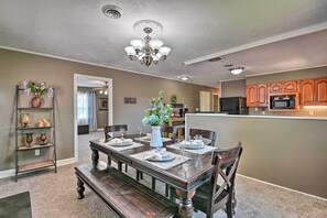 House (2 Bedrooms) | Interior - Bowling Green Farmhouse 10 Mi to Mammoth Cave (Oakland)