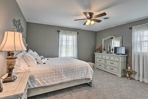 House (2 Bedrooms) | Interior - Bowling Green Farmhouse 10 Mi to Mammoth Cave (Oakland)