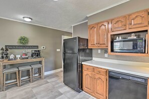 House (2 Bedrooms) | Interior - Bowling Green Farmhouse 10 Mi to Mammoth Cave (Oakland)