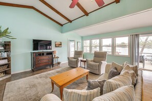 House (2 Bedrooms) | Interior - Dock & Lake Access: Tranquil Home in Hot Springs (Hot Springs)