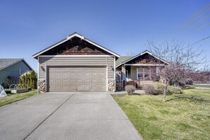Interior - Charming Bend Home w/ Porch & Yard: Great Location (Bend)