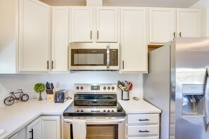 Casa (3 Bedrooms) | Cozinha privada | Talheres/pratos/utensílios de cozinha, toalhas de papel