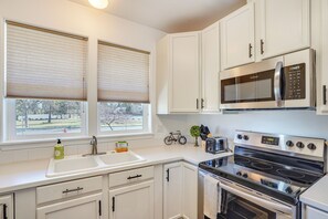 Interior - Charming Bend Home w/ Porch & Yard: Great Location (Bend)