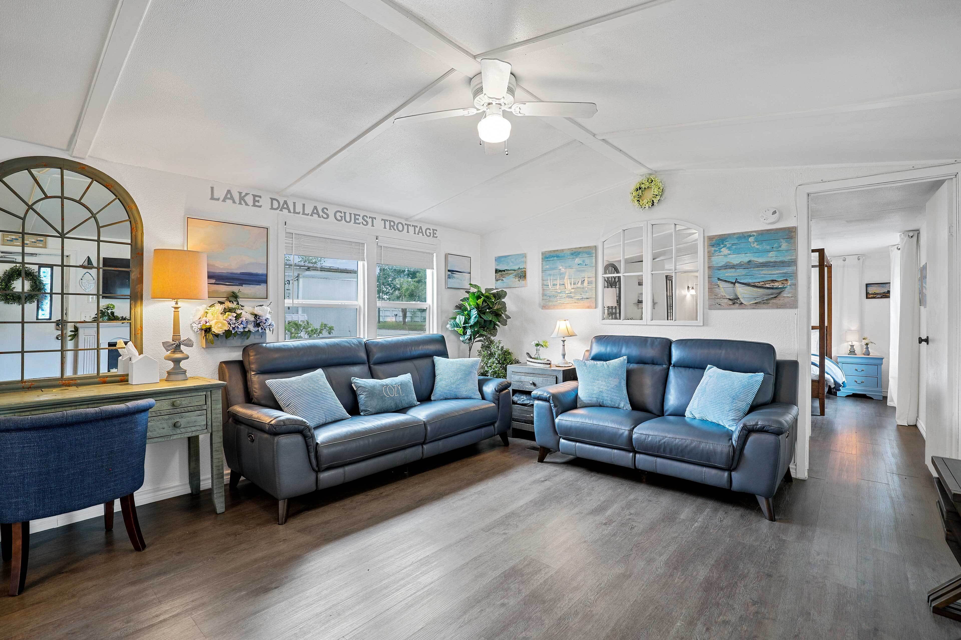 Charming Lake Dallas Home w/ Furnished Patio!