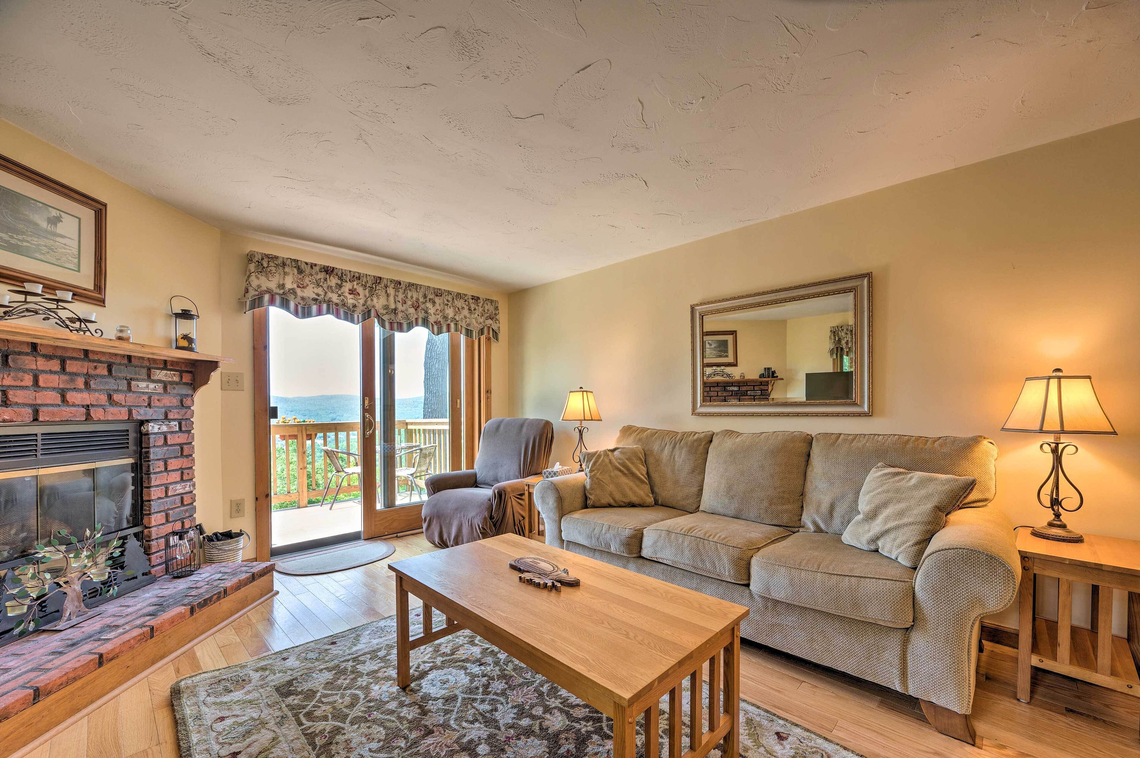 Campton Retreat w/ Mtn Views ~ 3 Mi to Skiing