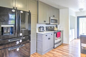 Microwave, oven, stovetop, blender - Bremerton Home: 2 Mi to Bremerton Boardwalk! (Bremerton)