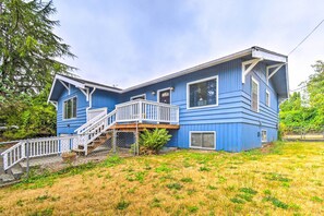 Ein blaues Haus mit einer weißen Freitreppe, die zu einem Balkon führt.