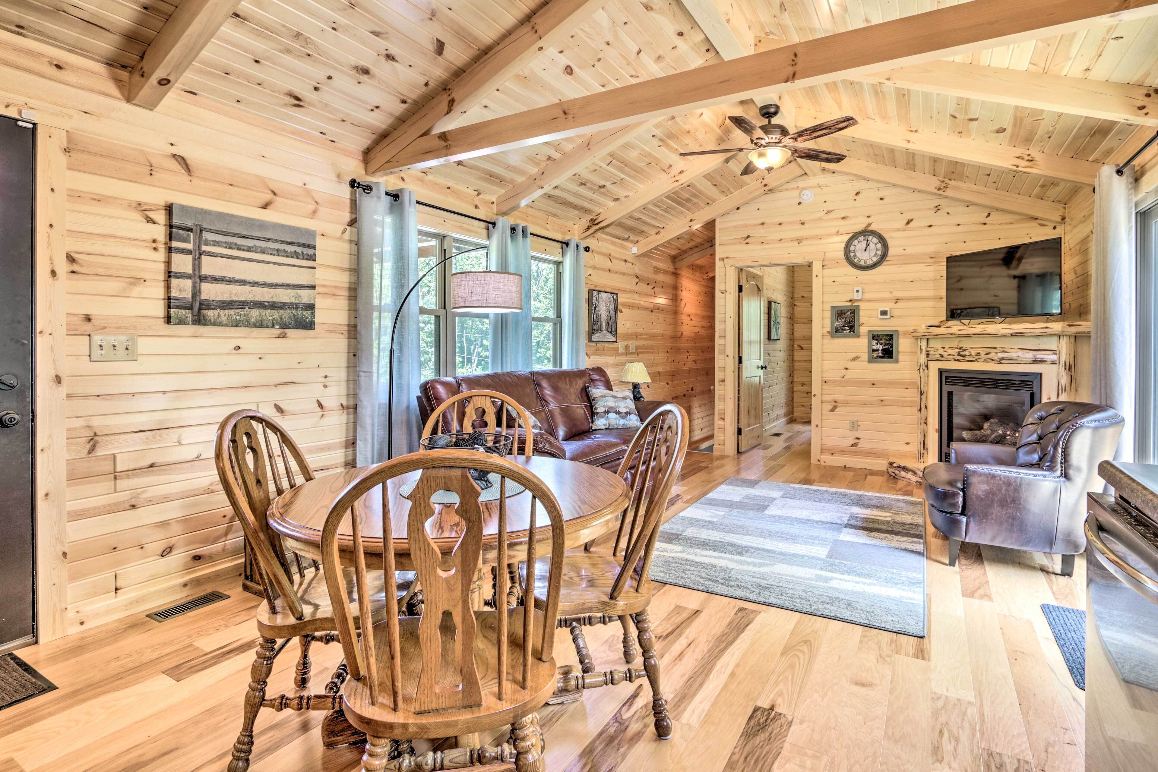 'clover Cabin' w/ Hot Tub+deck in Hocking Hills!